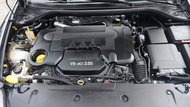 Poslední záchvěv vrcholné éry obyčejných naftových aut se dá pořád koupit pěkný, tento Renault má 235koňový diesel V6