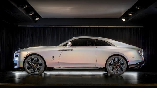 První elektrický Rolls-Royce je už takový propadák, že na něj automobilka musela začít nabízet slevy
