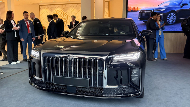 Rusové ukázali svou hotovou náhradu za nedovážené Mercedesy, učinili tak pyšně a se vší parádou