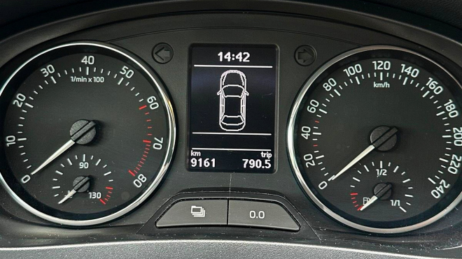 K mání je dodnes nejetá Škoda Rapid s nejlepším motorem a slušnou výbavou. Je to dnes možná to správné levné ojeté auto pro všechno