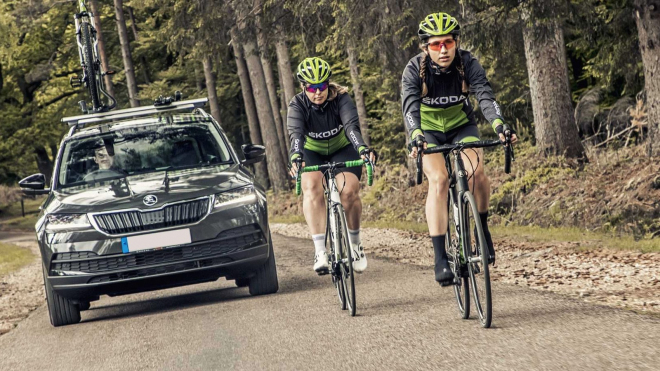 Řidič SUV se dostal do konfliktu s cyklisty jedoucími po silnici. Přišel křik, mlácení do auta, pak vyšla rána z pistole