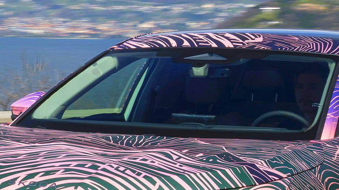 Škoda začala odhalovat svou novou vlajkovou loď a láká na její detaily, laciné řešení stěračů patří mezi ně