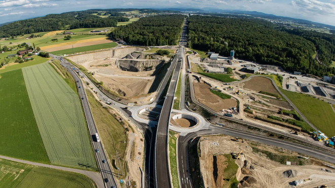 Švýcaři předělávají dálnici na okresku, něco takového snad svět ještě neviděl