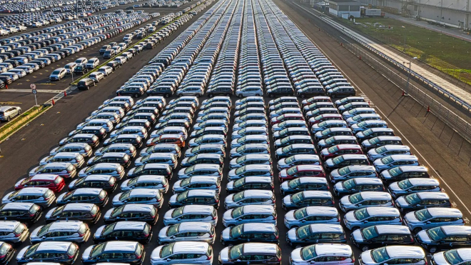 Zatímco si Evropa žije svůj dotovaný elektrický sen, globální prodeje elektromobilů klesají, rekordním cenám paliv navzdory