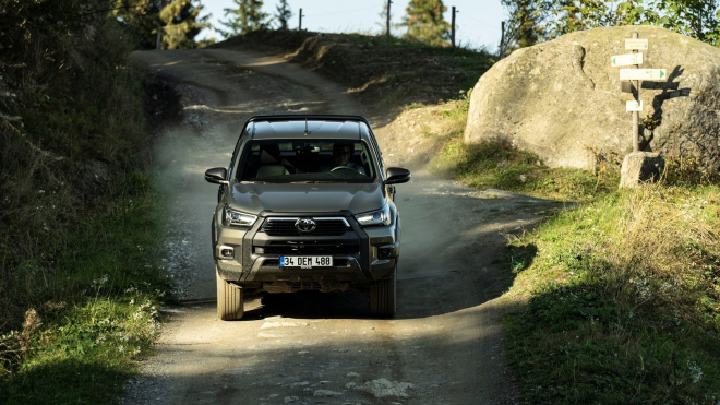 Řidič nezničitelné Toyoty sjel skoro kolmý svah i s připojeným naloženým přívěsem, jako by se nechumelilo, působí to až surreálně