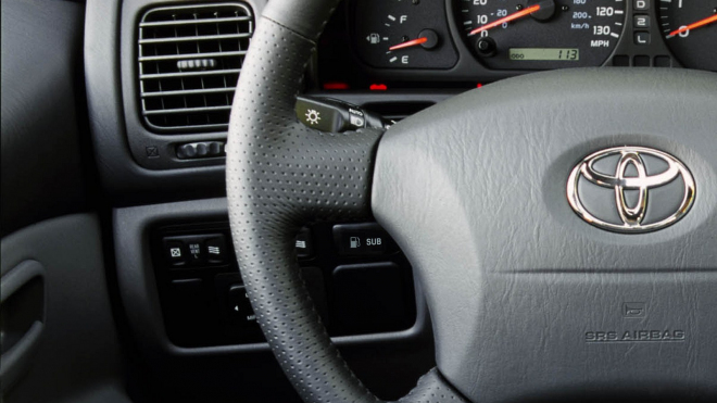 Muži za jízdy začalo docházet palivo a rozsvítilo se „hladové oko”. Zmáčkl kouzelné tlačítko a najednou má zase plnou