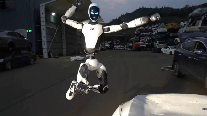 Zatímco v EU dál sedláme mrtvého koně, Číňané udělali robota, který ve stylu kung-fu likviduje auta na vrakovišti. Jde z něj až trochu strach
