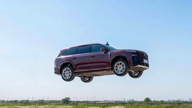 Číňané vzali svůj „Rolls-Royce pro chudé” a skočili s ním z ostrého srázu. Podívejte se, jak dopadl po 20 metrech letu