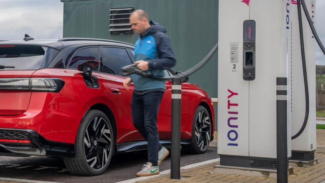 Uvaří je jako žábu. Další země nechá řidiče elektromobilů platit za každý ujetý km, protože silnice se samy neopraví
