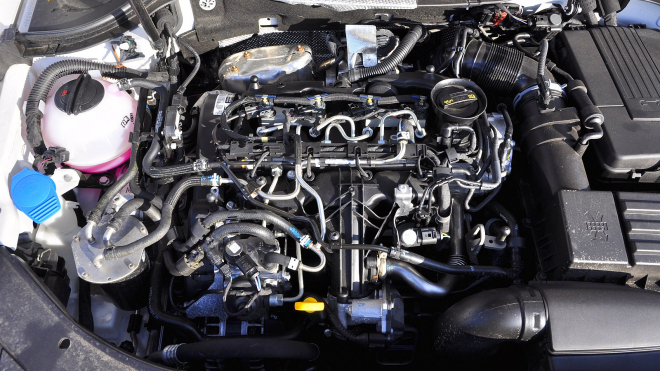 Mechanik ukázal, co se stane legendárnímu motoru 2,0 TDI od VW, pokud jednou špatně přeřadíte