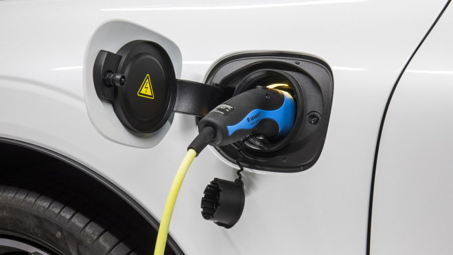 Dobíjecí Volva, kterým hrozí požár, jezdí i v Česku. Jejich nabíjení by se měly vyvarovat stovky zdejších majitelů