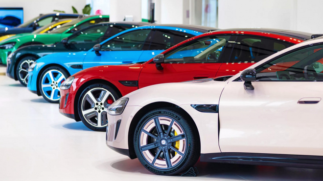 Čínské auto se vzhledem a rychlostí Porsche, ale za cenu Octavie, se ukázalo v novém. Za 34 minut se ho prodalo tolik co Škod za měsíc