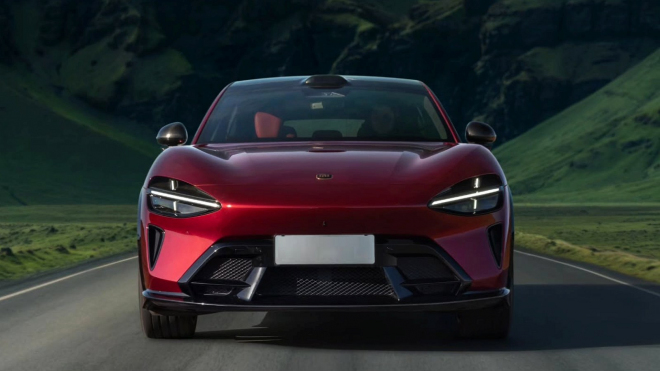 Čínské Ferrari za cenu Octavie se prohnalo po Severní smyčce Nürburgringu. A je rychlé, pořád ale nestačí na o 450 koní slabší kombík