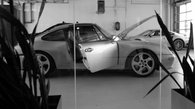 Dobrodruh objevil opuštěné dealerství Porsche, na vzácné sporťáky v něm už léta sedá prach