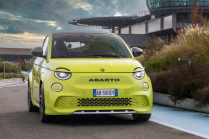 Il tentativo della leggenda italiana di un successore moderno è un fiasco totale, solo la Škoda Fabia Junior - 10 - Abarth 500e 2022 prima serie di 10 può essere eguagliata