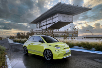 Il tentativo di creare un successore moderno della leggenda italiana è un fiasco totale, solo la Škoda Fabia Junior può eguagliarlo - 11 - Abarth 500th 2022 primo set 11