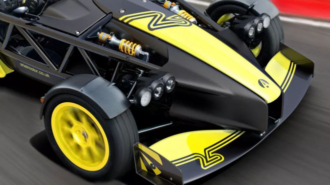 Až komicky silný Ariel Atom je tu po 25 letech od zrodu proto, aby vám zdeformoval obličej jako Clarksonovi. Vypadá i jede jako malá F1