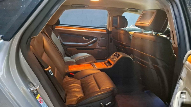 K mání je skoro nepoužitý luxusní osobní tank s motorem W12. Auto původně za 14 milionů dnes může být vaše pomalu za drobné