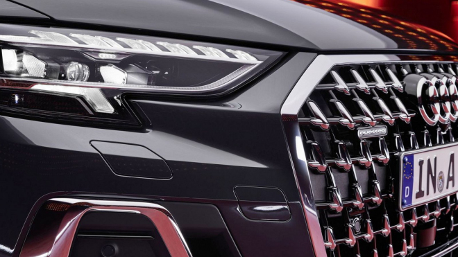 Audi ukázalo nový vrchol své nabídky, čelní partie má spoutané chromovým řetězem