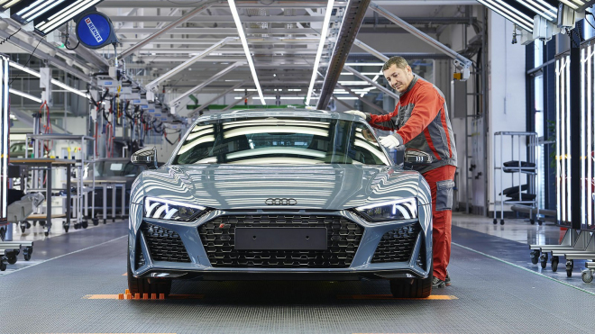 La production de l'Audi R8 à 10 cylindres devait s'achever l'année dernière, mais elle se poursuit secrètement. Le constructeur automobile a fait volte-face en raison de l'intérêt suscité et de 