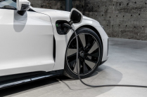 Oubliez les pots catalytiques, les voleurs ont un meilleur moyen de gagner de l'argent. Ils volent les câbles des voitures électriques devant les maisons des propriétaires - 2 - Audi e-tron GT 2021 first set 32