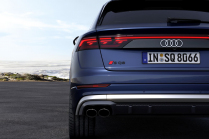 Audi met en production les feux révolutionnaires promis, ils combinent les meilleures technologies d'aujourd'hui. Et avec eux, le moteur V8 - 30 - Audi Q8 SQ8 2023 facelift 30