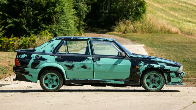 Auto, které kdysi Jeremy Clarkson koupil za drobné, se teď prodá za slušný balík. I když vypadá jako vytažené z popelnice