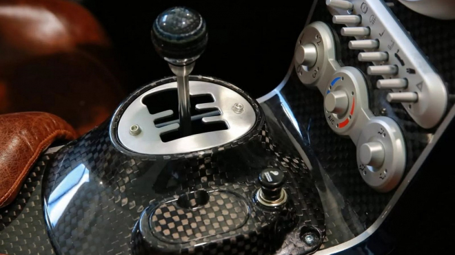 Italové odhalili protijed na moderní auta. Má motor V8 bez turba, manuál a dokonce zapalovač s popelníkem