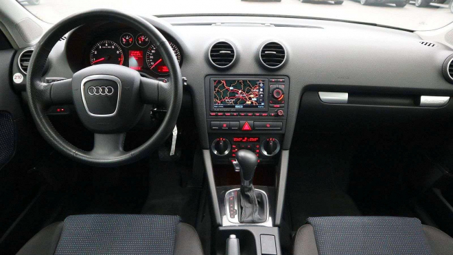 Levně k mání je nejetá vzpomínka na dobu, kdy motor V6 s pohonem 4x4 šlo mít i v malém autě. Jen tak, bez velkých dramat