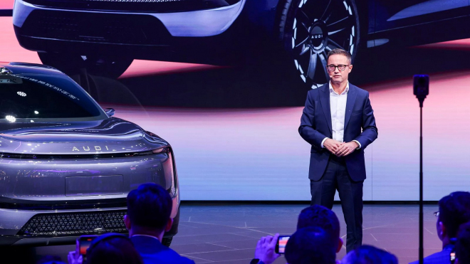 AUDI odhalilo své první SUV a sál ztichl, vypadá ještě víc jako mihule na kolech