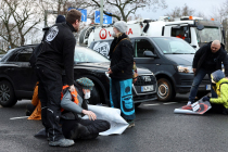 Les Allemands veulent punir les activistes pour leur collage constant sur les routes, ils tirent sur leur point le plus sensible - 1 - Activistes Letzte Generation collés sur la route Allemagne 01