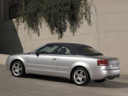 Une Audi élégante pour l'été vaut encore des années après la fin de la production d'un support approprié, vous pouvez en acheter un d'occasion pour une bouchée de pain - 4 - Audi A4 Cabriolet 2006 illustratni foto 04