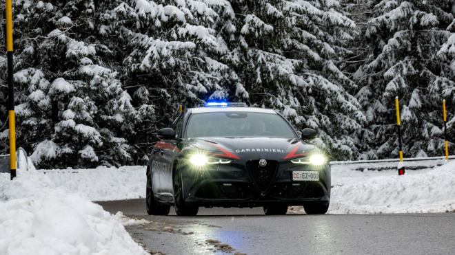 V Itálii došlo za bílého dne k přepadení jako z filmu, zloději maskovaní za policisty zastavili dodávku s penězi a vyhodili ji do vzduchu