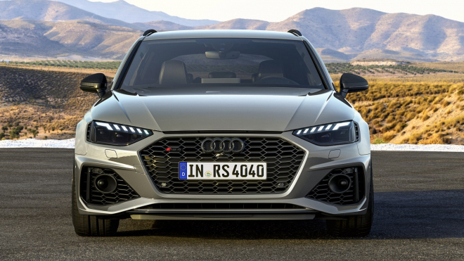 Kupte si současné Audi RS4, dokud můžete. Nástupce v podobě hybridní RS5 Avant se po okruhu od pohledu otyle plácá