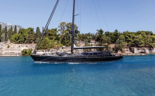 Le yacht de luxe Kokotea est à vendre. C'est une véritable perle noire, qui ne fera rire que les Tchèques et les Slovaques - 3 - Alloy Yachts Kokotea illustration photo 03