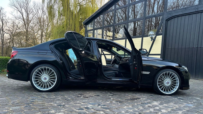 Černý přízrak mezi luxusními superexpresy německých dálnic je k mání krásný a málo jetý za cenu lepší Škody