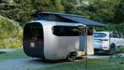 L'intérêt pour les camping-cars est en chute libre, mais le pire est peut-être à venir - 5 - Airstream Studio F.A. Porsche Trailer Concept 2023 première série 05