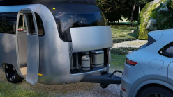 L'intérêt pour les camping-cars tombe à pic, mais le pire est peut-être à venir - 6 - Airstream Studio F.A. Porsche Trailer Concept 2023 first set 06