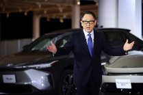Toyota développe de nouveaux moteurs à combustion interne et affirme que les voitures électriques ne décolleront pas 