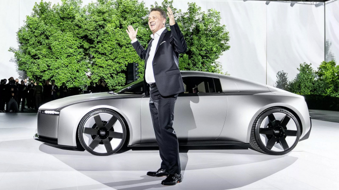 Šéfdesignér Mercedesu znovu perlí, vysmívá se interiérům Audi a BMW pro jejich „prťavé” displeje, prý jsou jako z roku 1995