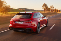 The cut of two modern German super hatchbacks has a surprising and surprisingly clear winner - 5 - Audi RS6 Avant vs Lamborghini Urus 2021 drag 02