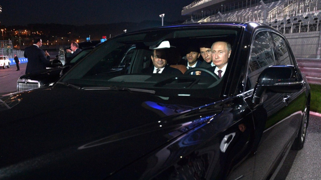 Vladimir Putin osobně povozil Kim Čong-una ve své luxusní limuzíně, pak mu ji dal. Dostal už druhou za poslední půlrok