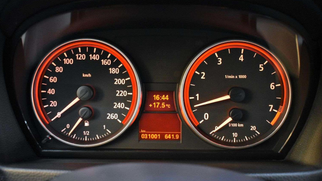 Poslední BMW 3 s šestiválcem bez turba a manuálem je k mání nejeté po 1. majiteli, o skoro dokonalou specifikaci se fandové poperou