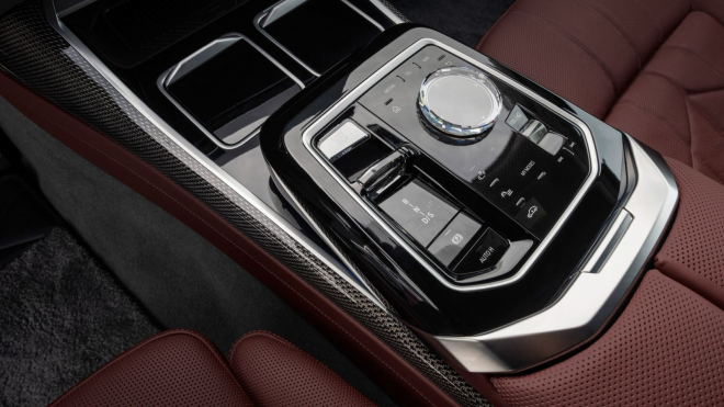 BMW se nám pokouší namluvit, že autům sebralo i ten poslední fyzický ovladač a nikomu nechybí. Samo dobře ví, že to není pravda
