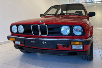 A ce jour, personne ne veut d'une BMW 3 E30 légendaire flambant neuve, le propriétaire a dû se séparer de plus d'un million de CZK - 1 - BMW 323i E30 1985 nove auto sale 01