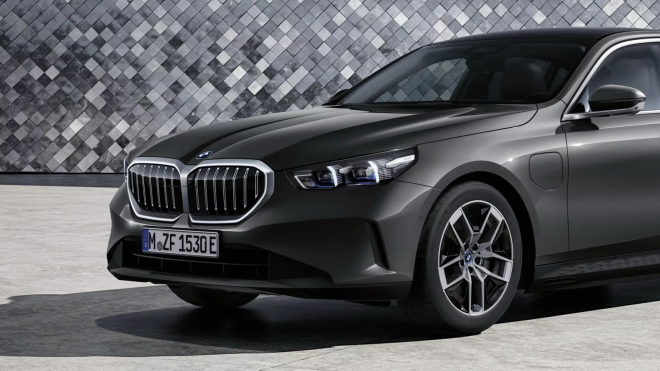 La nouvelle BMW 5 ne craint rien et laisse le choix, mais sa hauteur et son allure suscitent la passion.