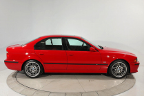 Quelqu'un a enfermé une BMW neuve dans un garage climatisé pendant 20 ans, elle se vend maintenant quatre fois plus cher - 12 - BMW M5 E39 2003 nejete sale 12