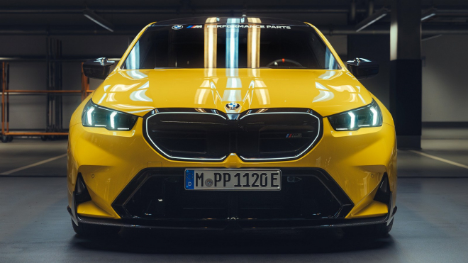 Nesmyslně 2,5tunové nové BMW M5 ve sprintech trapně zostudila 8 let stará em-pětka předchozí generace