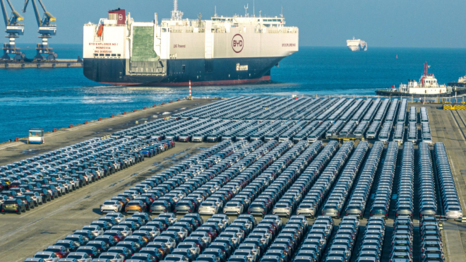 Z evropských přístavů se stávají parkoviště tisíců neprodaných elektromobilů, na zákazníky čekají až rok a půl