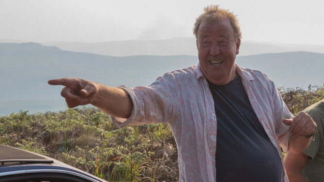 Jeremy Clarkson strhal levný velký čínský kombík pro Evropu. Po 20 km s ním skončil, je to prý lepidlo na tapety se stěrači